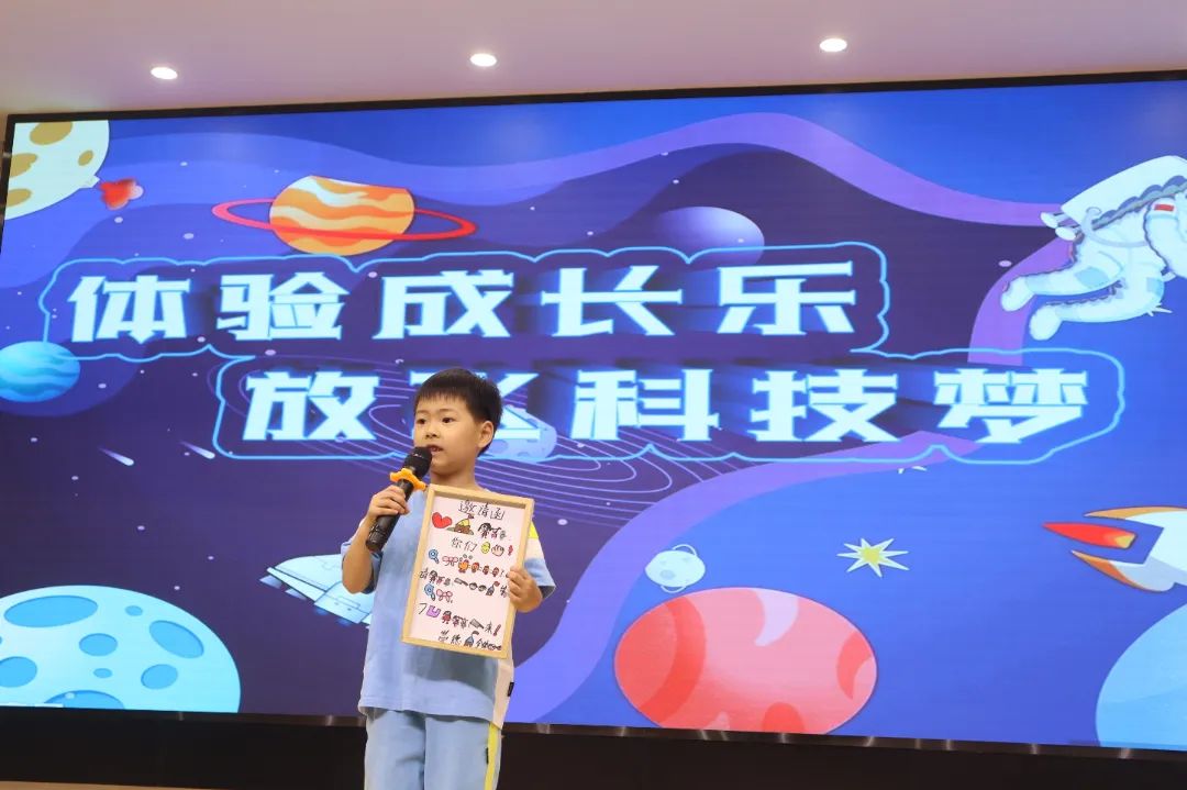 6幼儿园小朋友上台.JPG