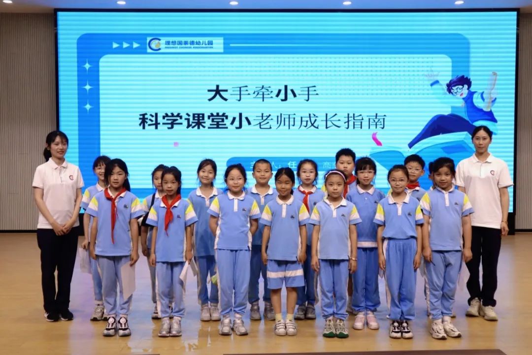 10三年级学生合影.jpg