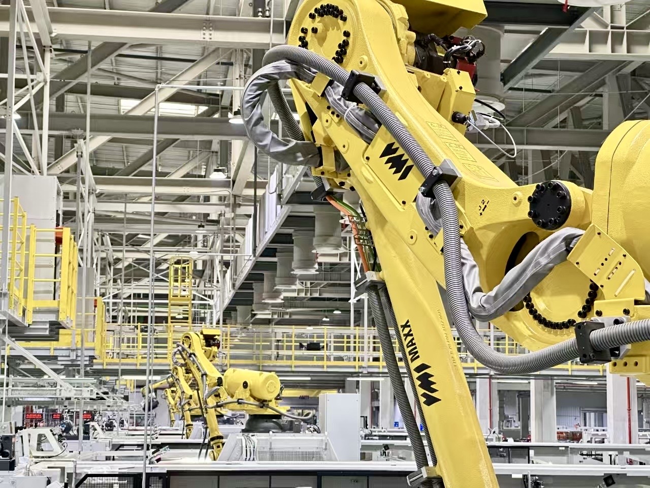 轮胎一次法成型机的机械手臂正在工作