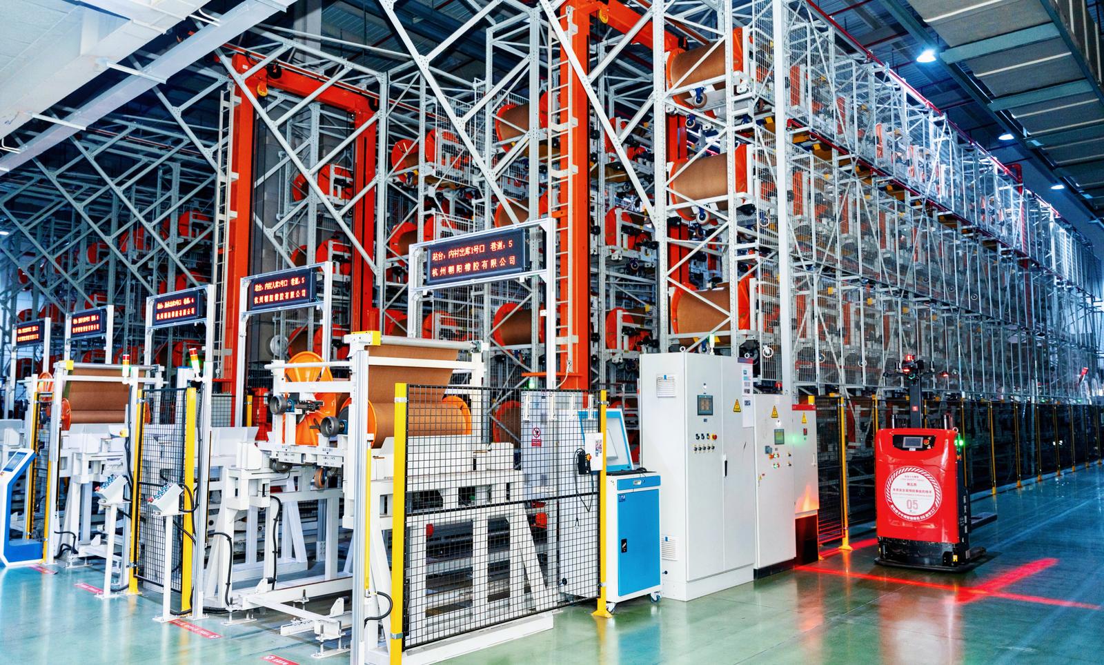 自动化引导车(AGV)正在运送物料