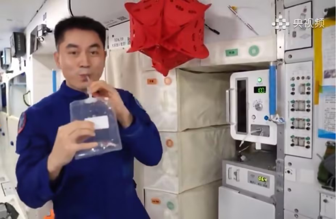 航天员叶光富采用饮水分配器喝水 图源央视频