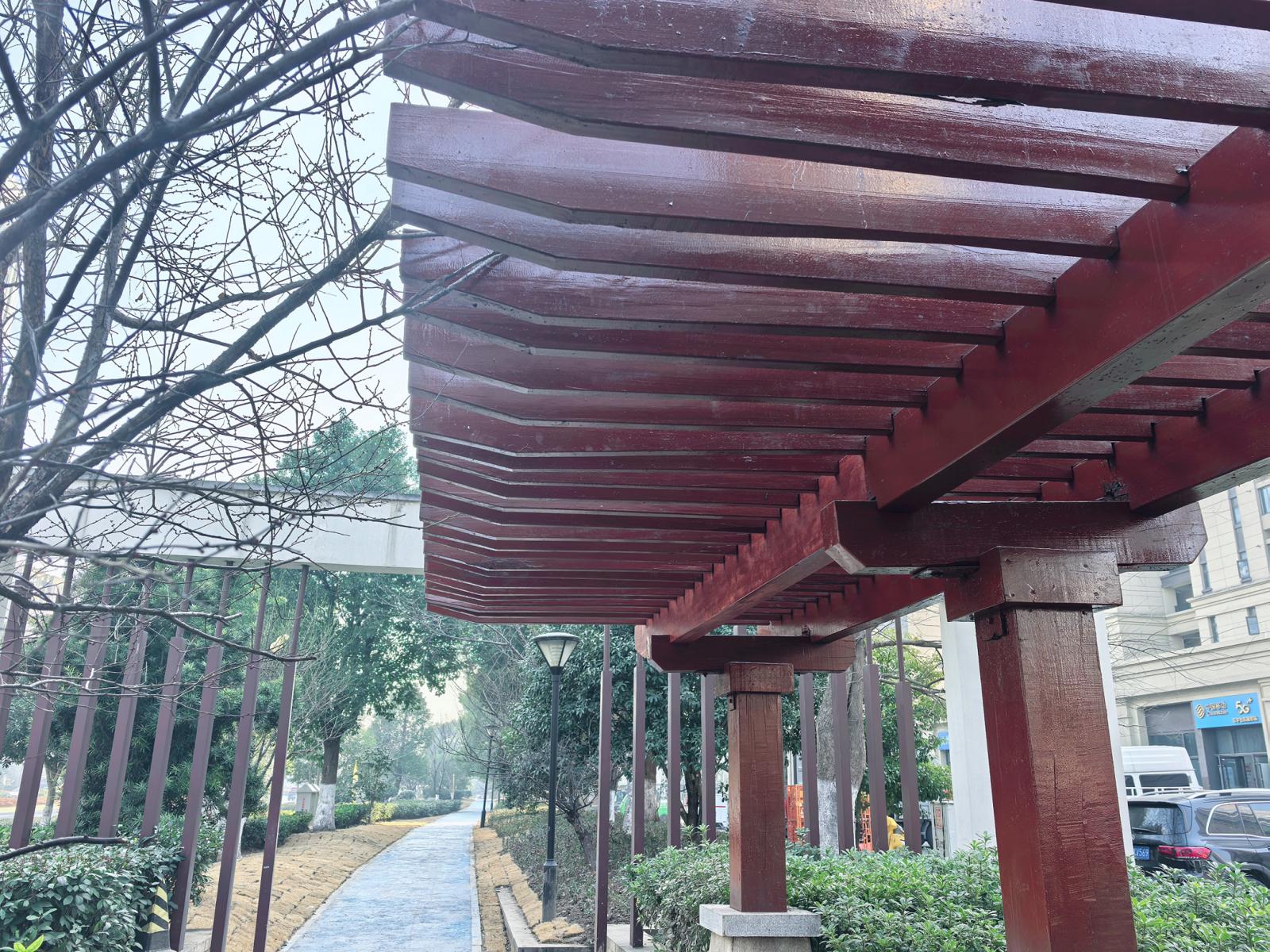 银海街廊架修复后